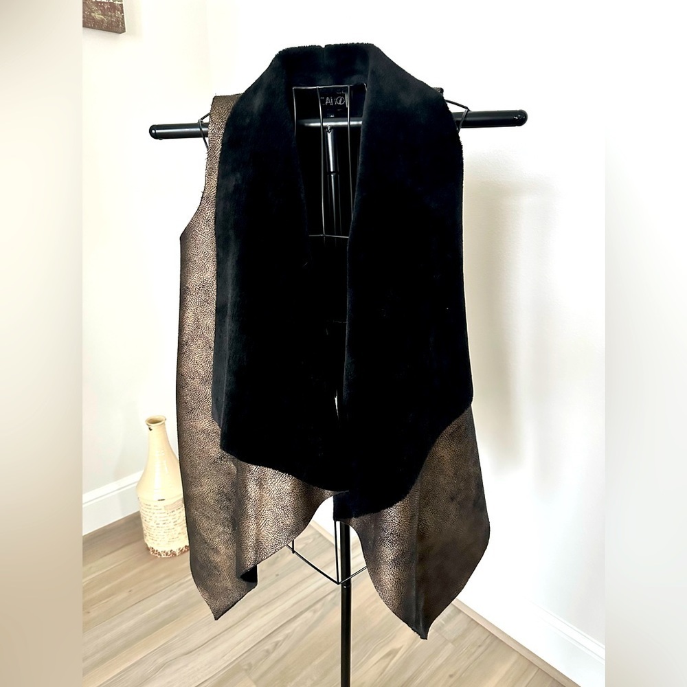 Dolce Cabo vest sz Medium Antique gold outer faux black fur lining